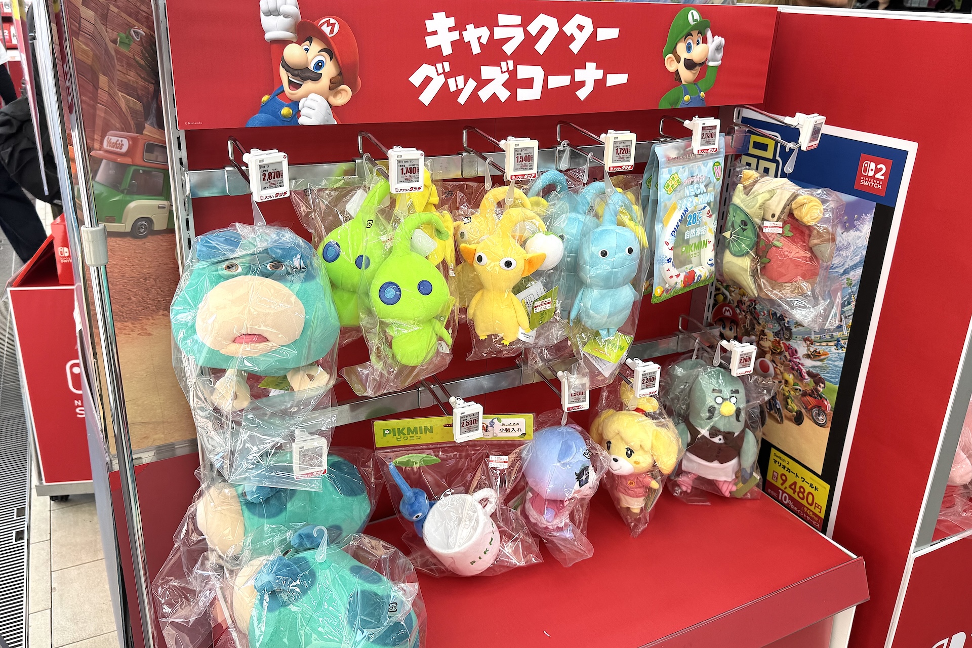 1階イベントスペースや店内の至るところに関連商品のコーナーが作られており、グッズなどが並べられている。思わずいろいろ買ってしまいそうだが、見て周るだけでも楽しい