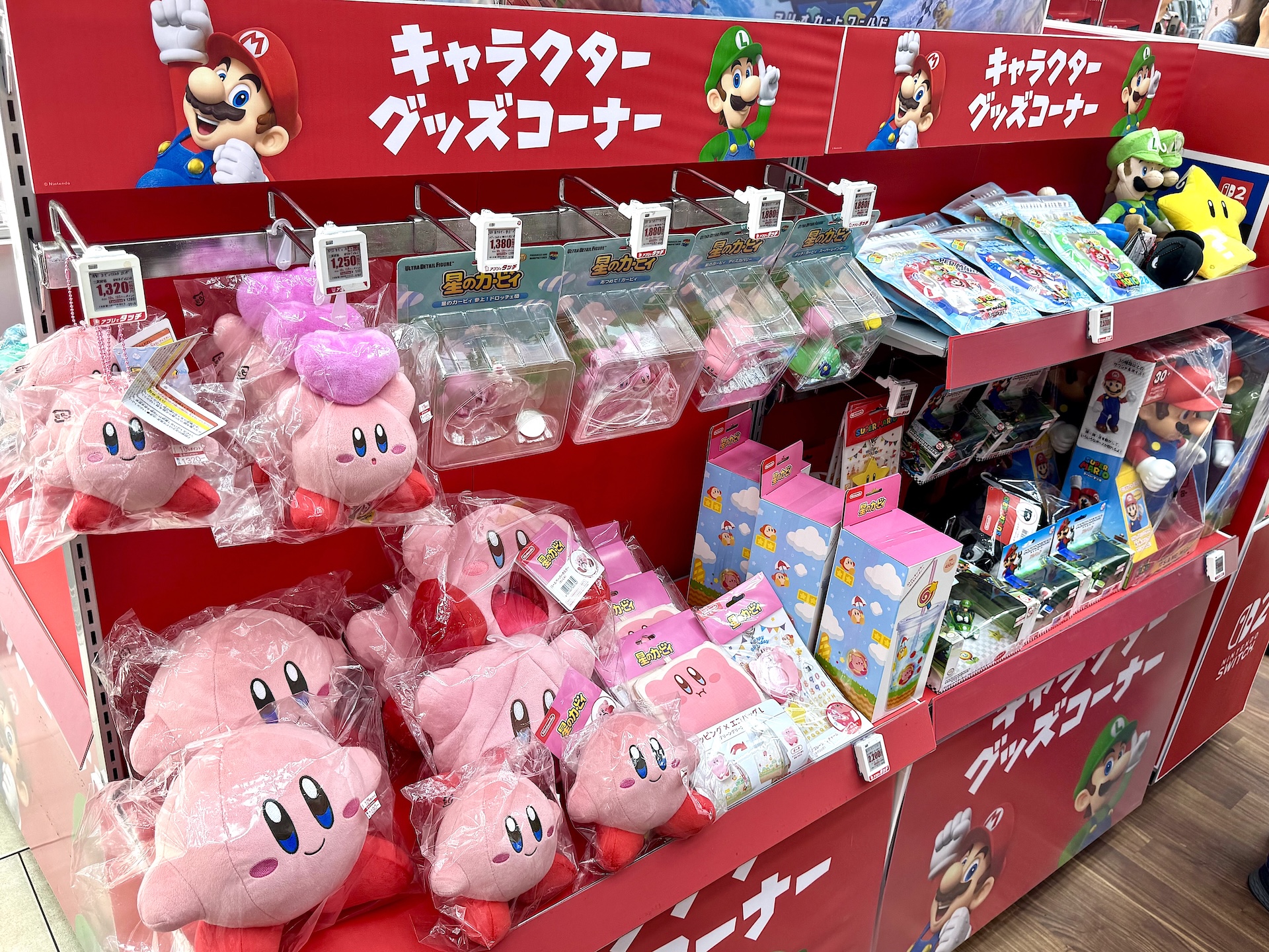 1階イベントスペースや店内の至るところに関連商品のコーナーが作られており、グッズなどが並べられている。思わずいろいろ買ってしまいそうだが、見て周るだけでも楽しい