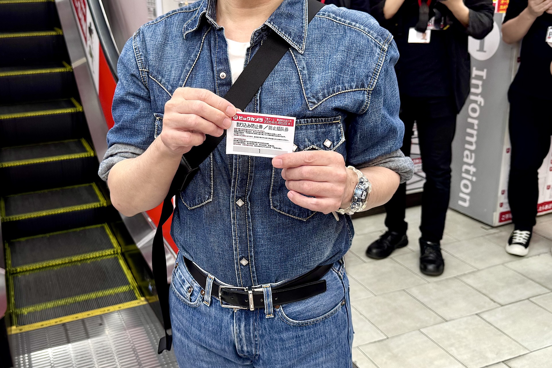 先頭に並んでいた方に許可をいただいたので整理券と共にパシャり。「1」の番号が輝いている！