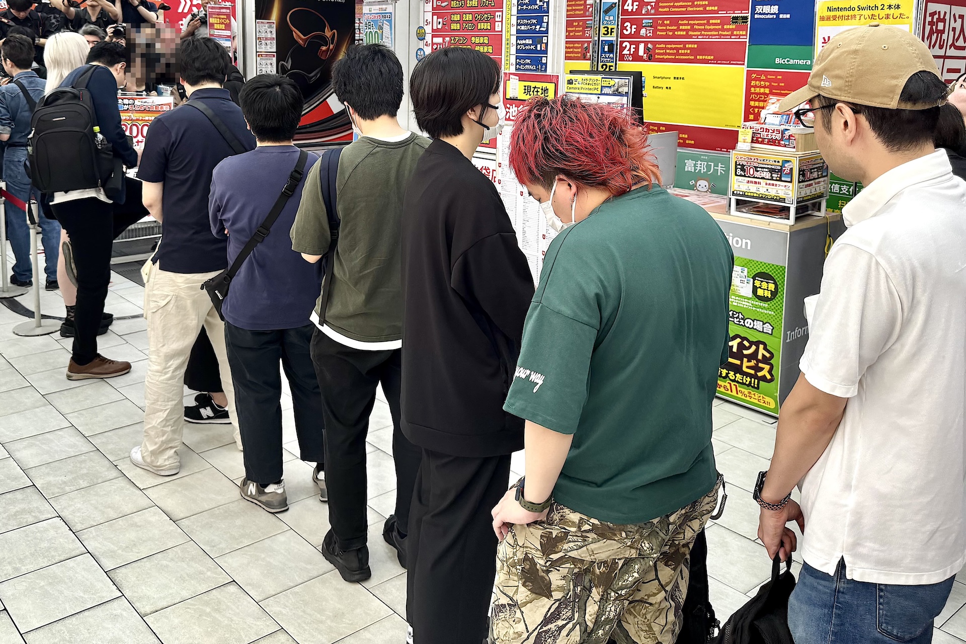 1階入口前に購入者の待機列ができていた。かなり混雑していたが、店員さんによるスムーズな誘導が素晴らしかった