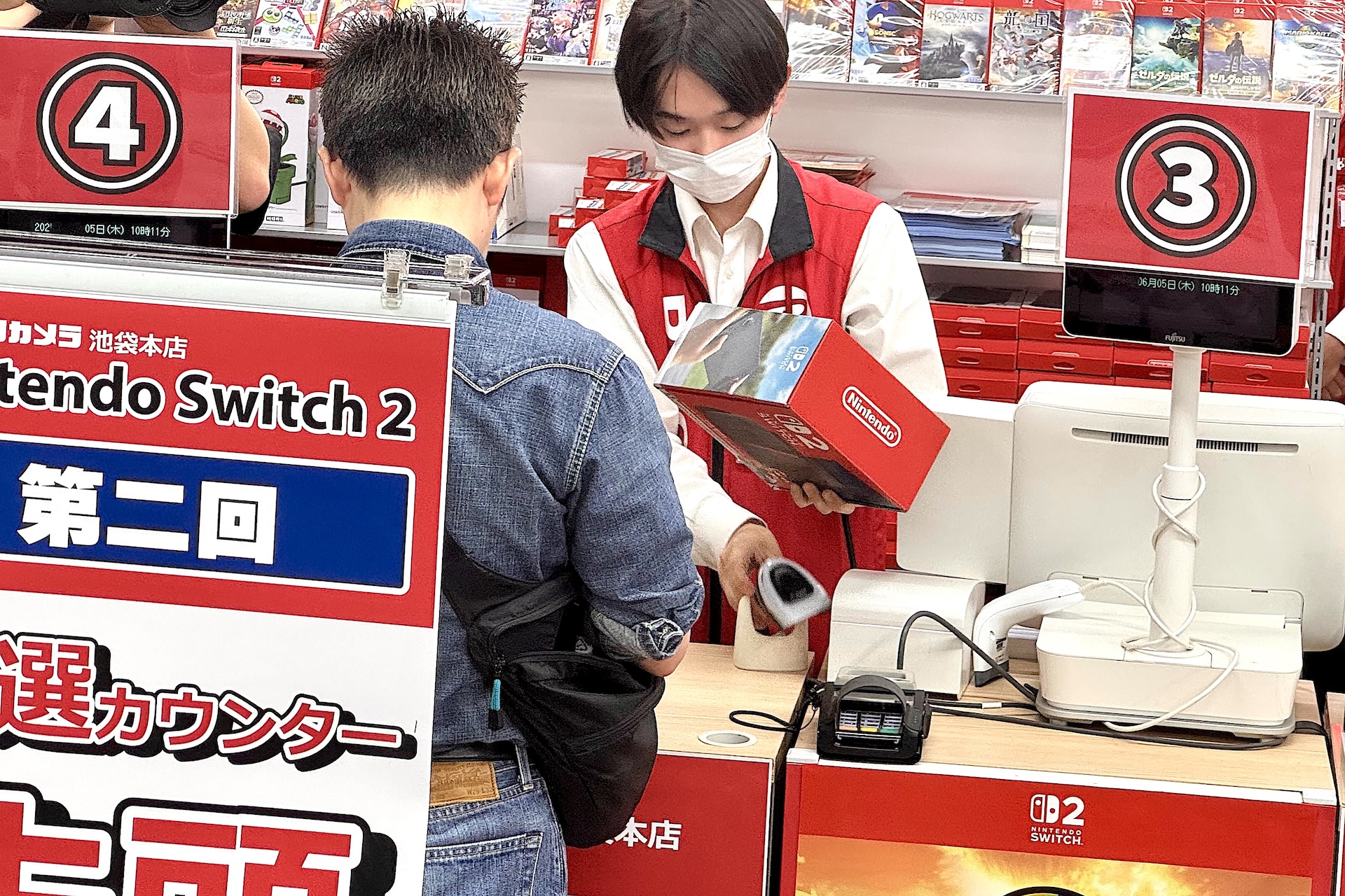 10時開店から少ししてからついに先頭の方が購入へ。くぅ〜、羨ましい……！