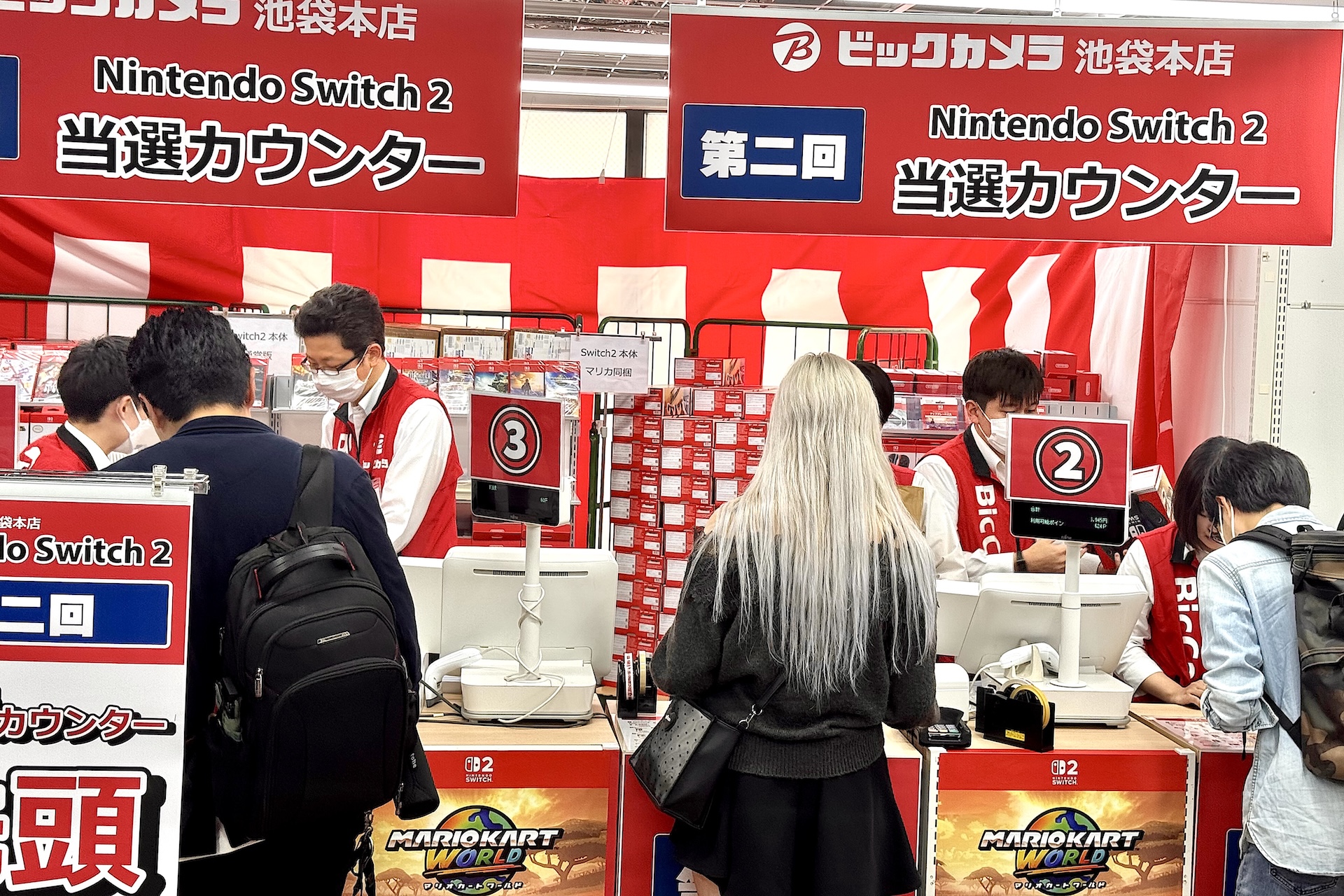 その後も続々と購入者がレジへ進む