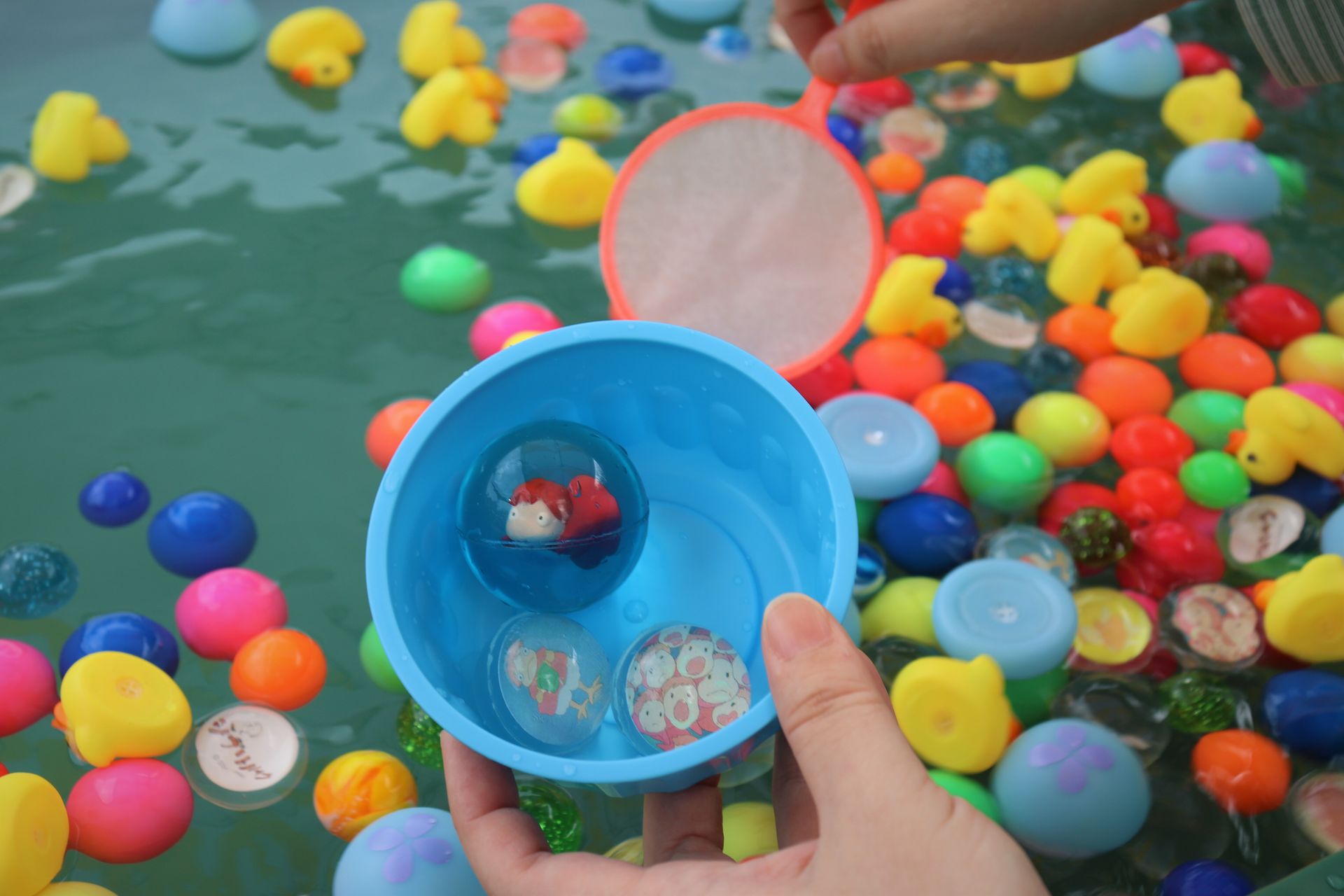 「崖の上のポニョ」をモチーフにしたスーパーボールすくい（イメージ）