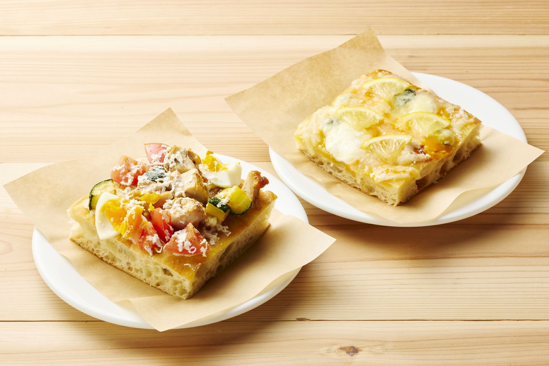 「カフェ大陸横断飛行」のピザ新メニュー（左が「コロネーションサラダ」、右が「6種のチーズ」）