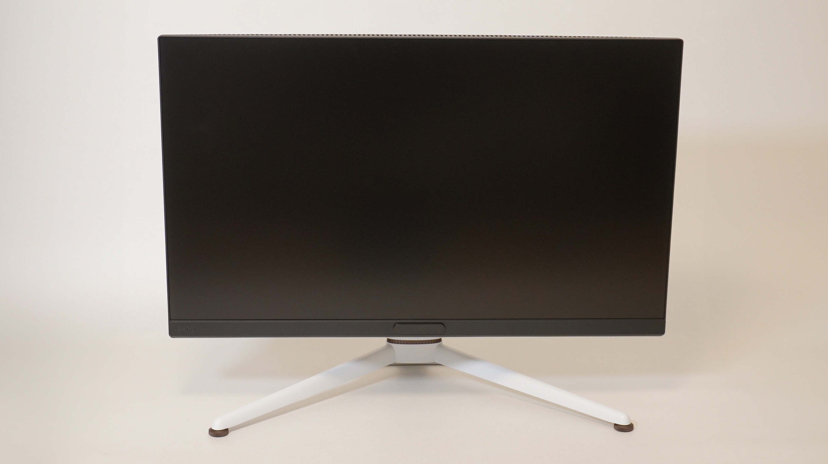 正面はロゴがなくすっきりしたデザイン。画面の下部にはリモコンのセンサーがある