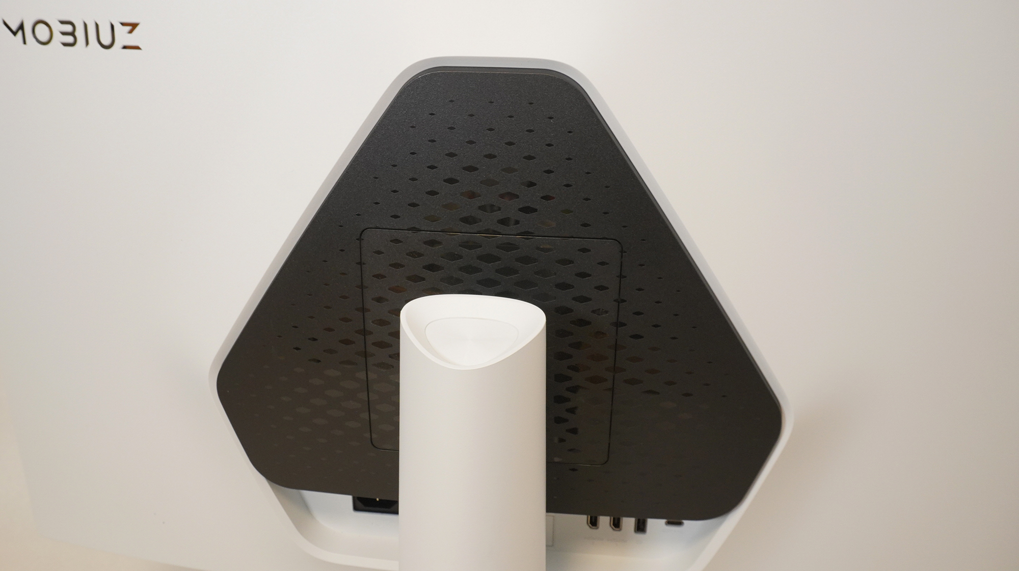 モニター背面中央部のアップ