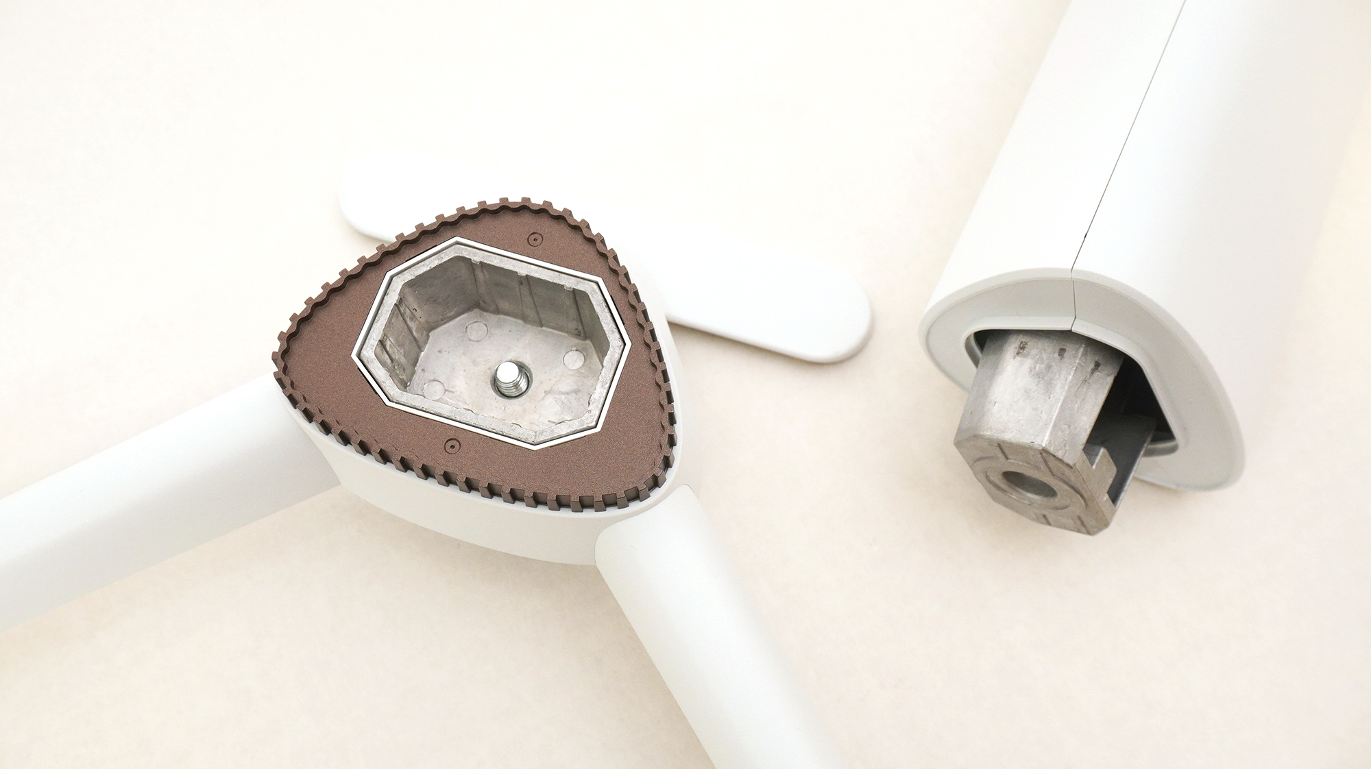 組立はモニタースタンドとモニターベースをねじ止めするだけ