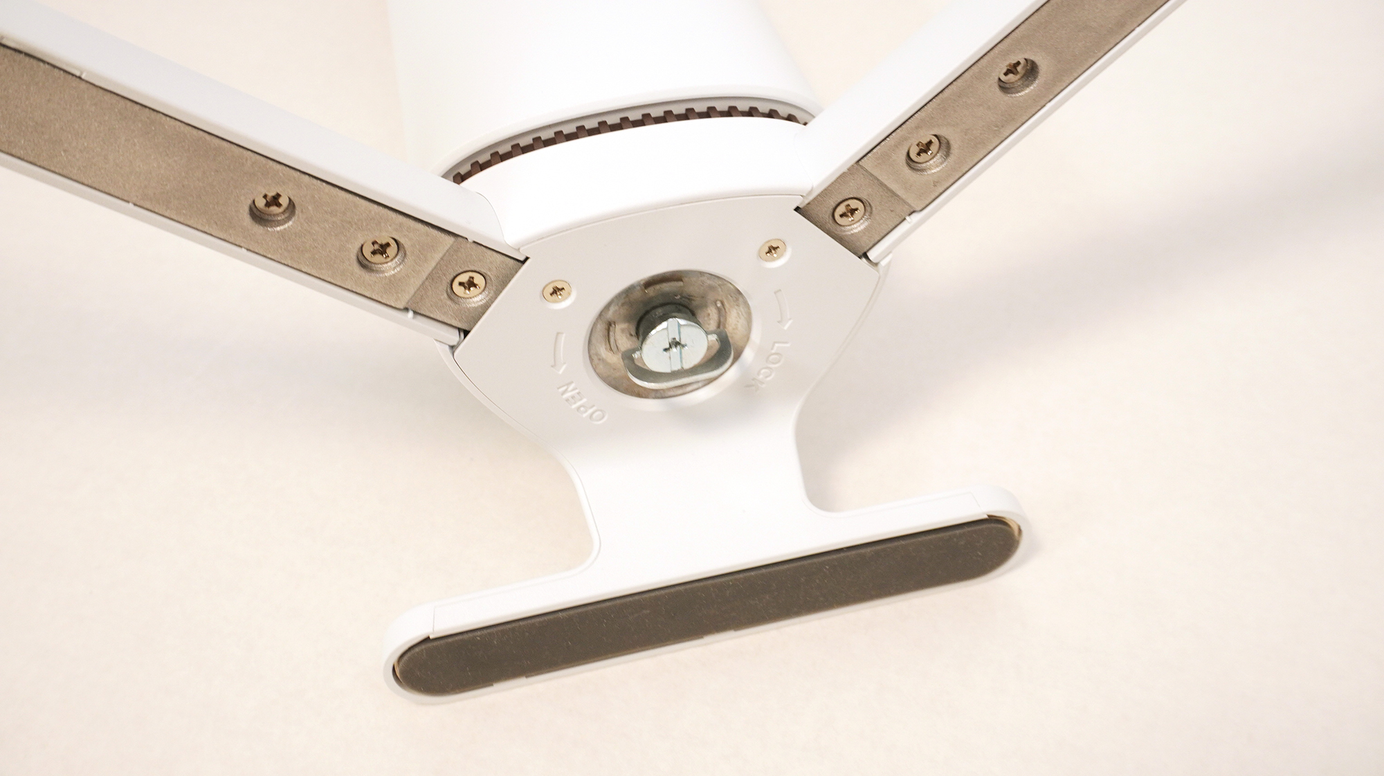 モニターベース底面のネジにはつまみが付いている