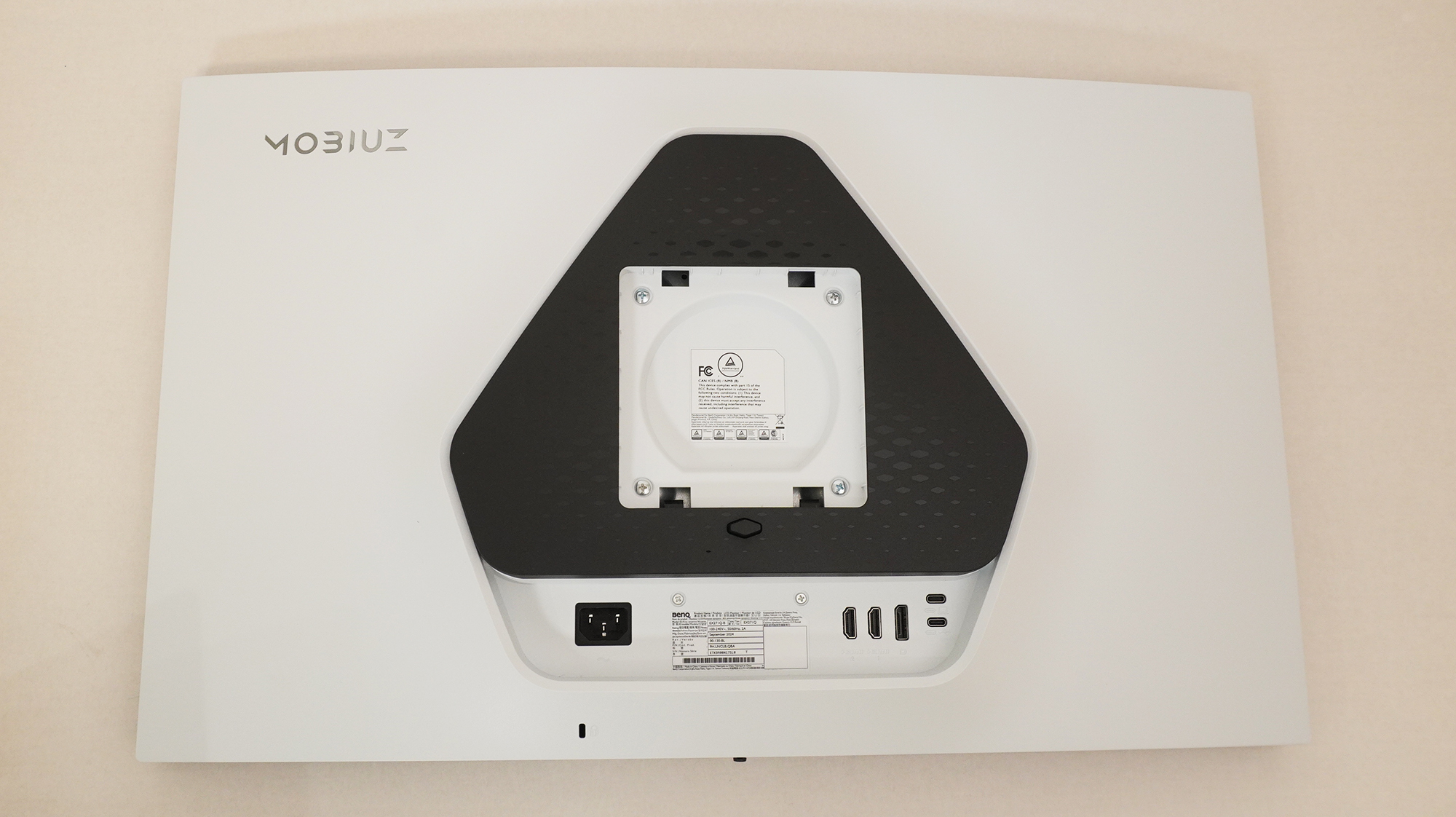 パネル背面には電源とHDMI、アップストリーム用のUSBポートがある