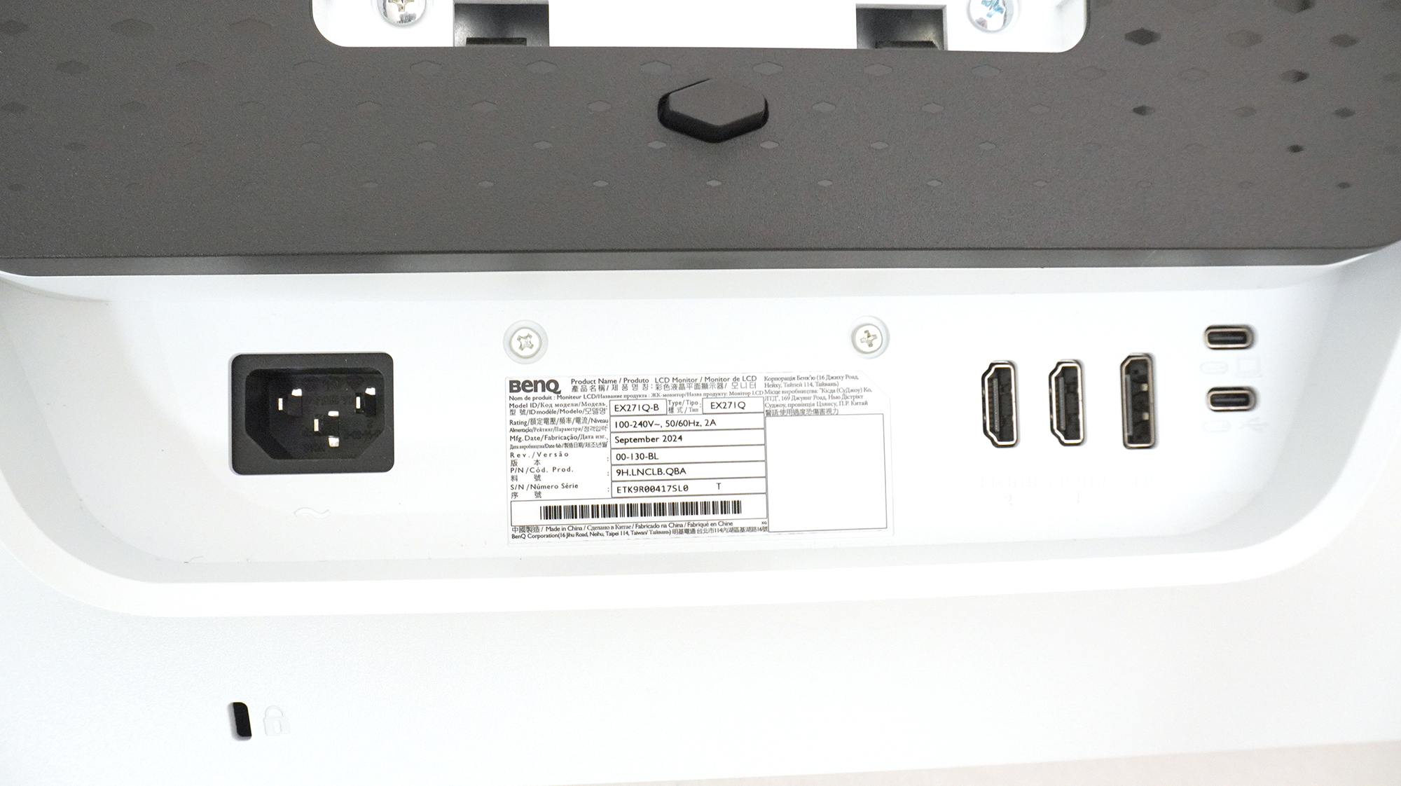 パネル背面には電源とHDMI、アップストリーム用のUSBポートがある