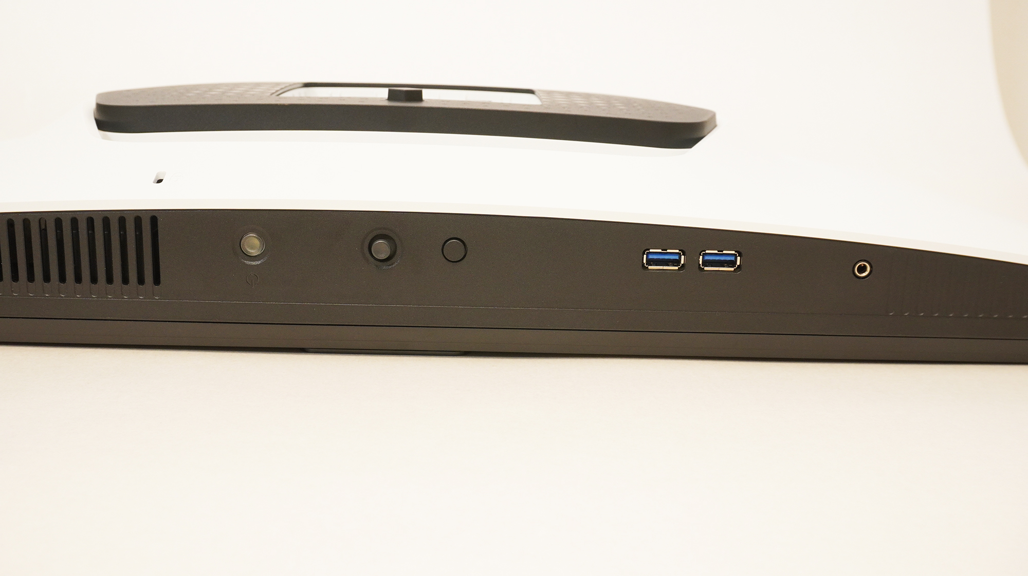 底面は電源ボタンや調整用のボタン、ヘッドフォンジャック、ダウンストリーム用のUSBポートがある