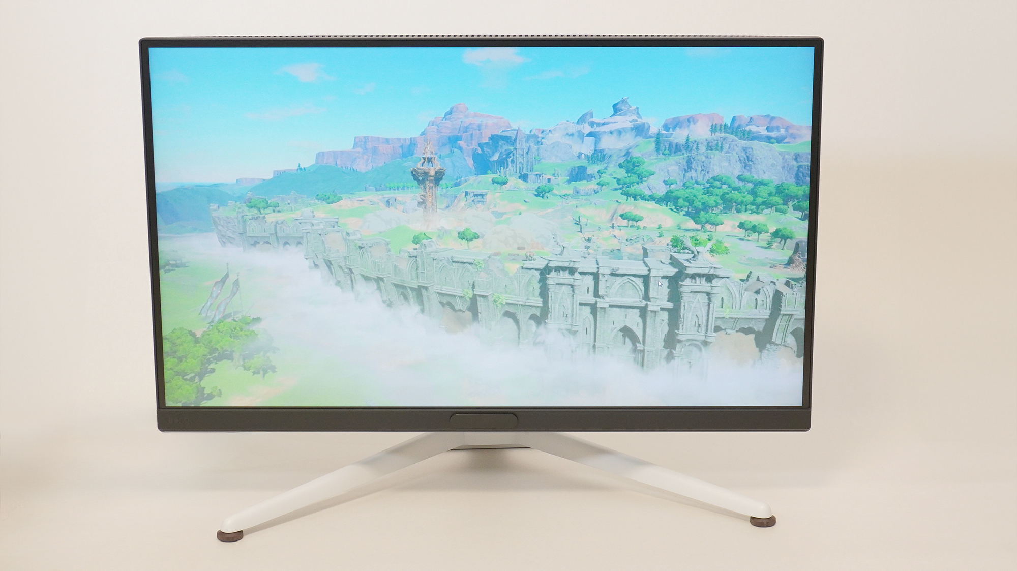 一番下までモニターを下ろすとこれくらいの高さになる