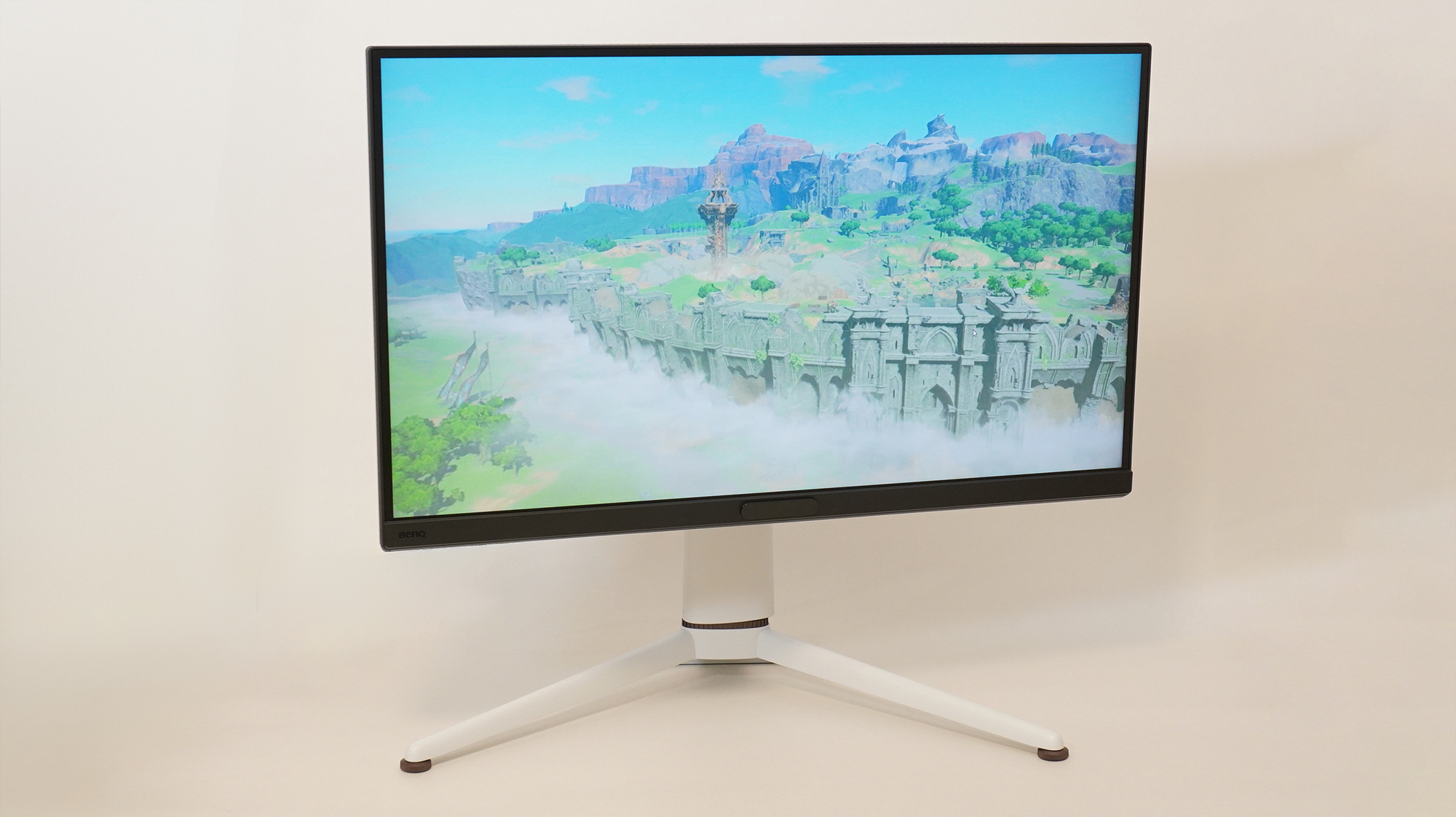 右方向へのスイーベル。支柱の根元部分からスムーズに動く