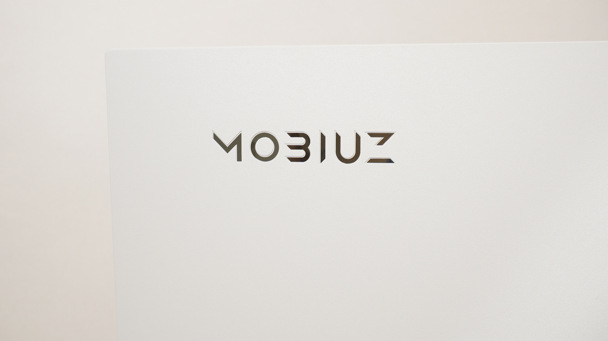 ロゴは背面に刻まれている