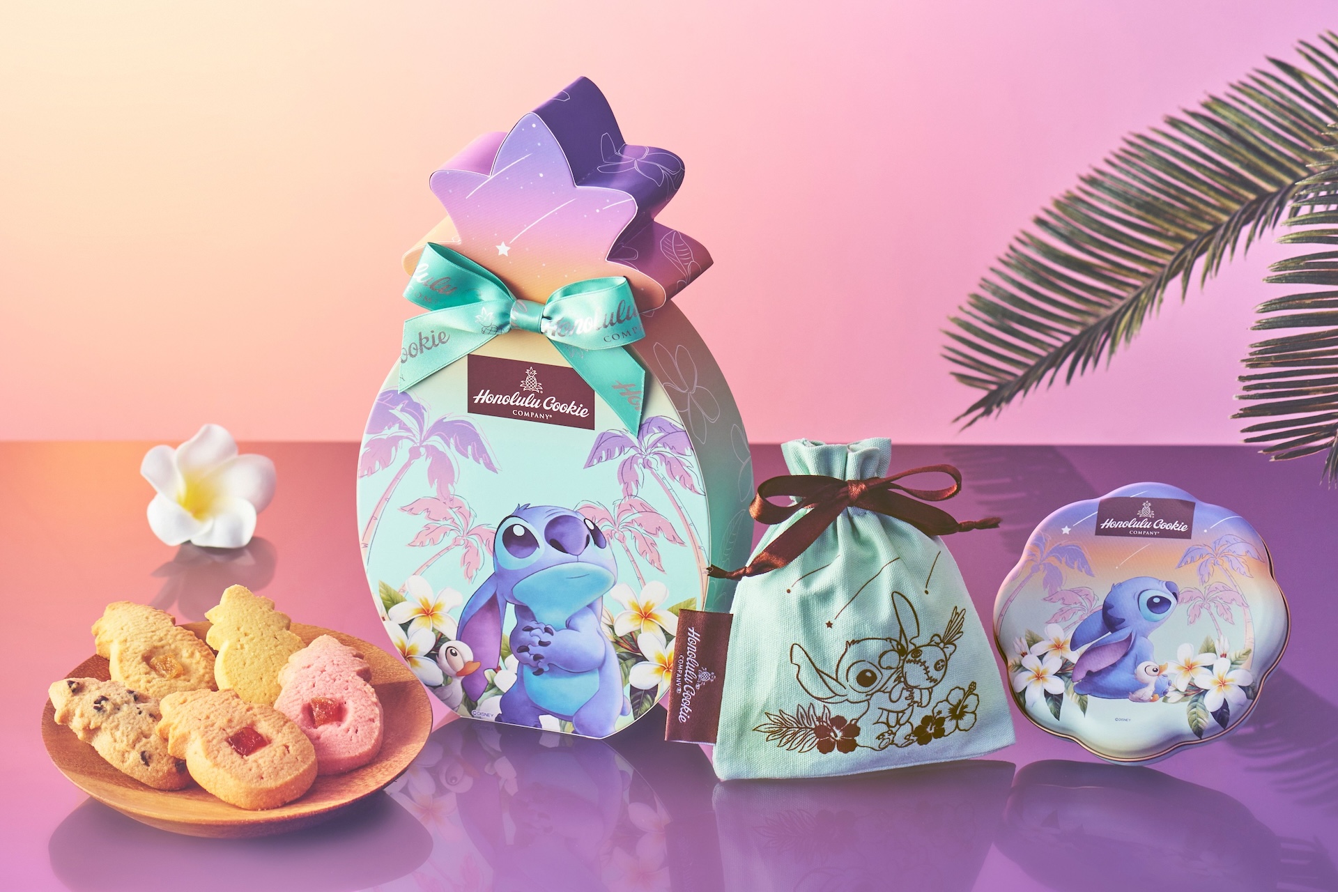 クッキー パイナップル・シェイプ・ボックス 3,900円/クッキー 缶入り 2,400 円/クッキー 巾着入り 1,600円