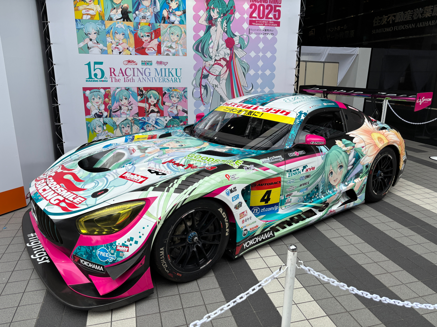 会場の外にはグッドスマイルレーシングの「Mercedes-AMG GT3」が置かれている