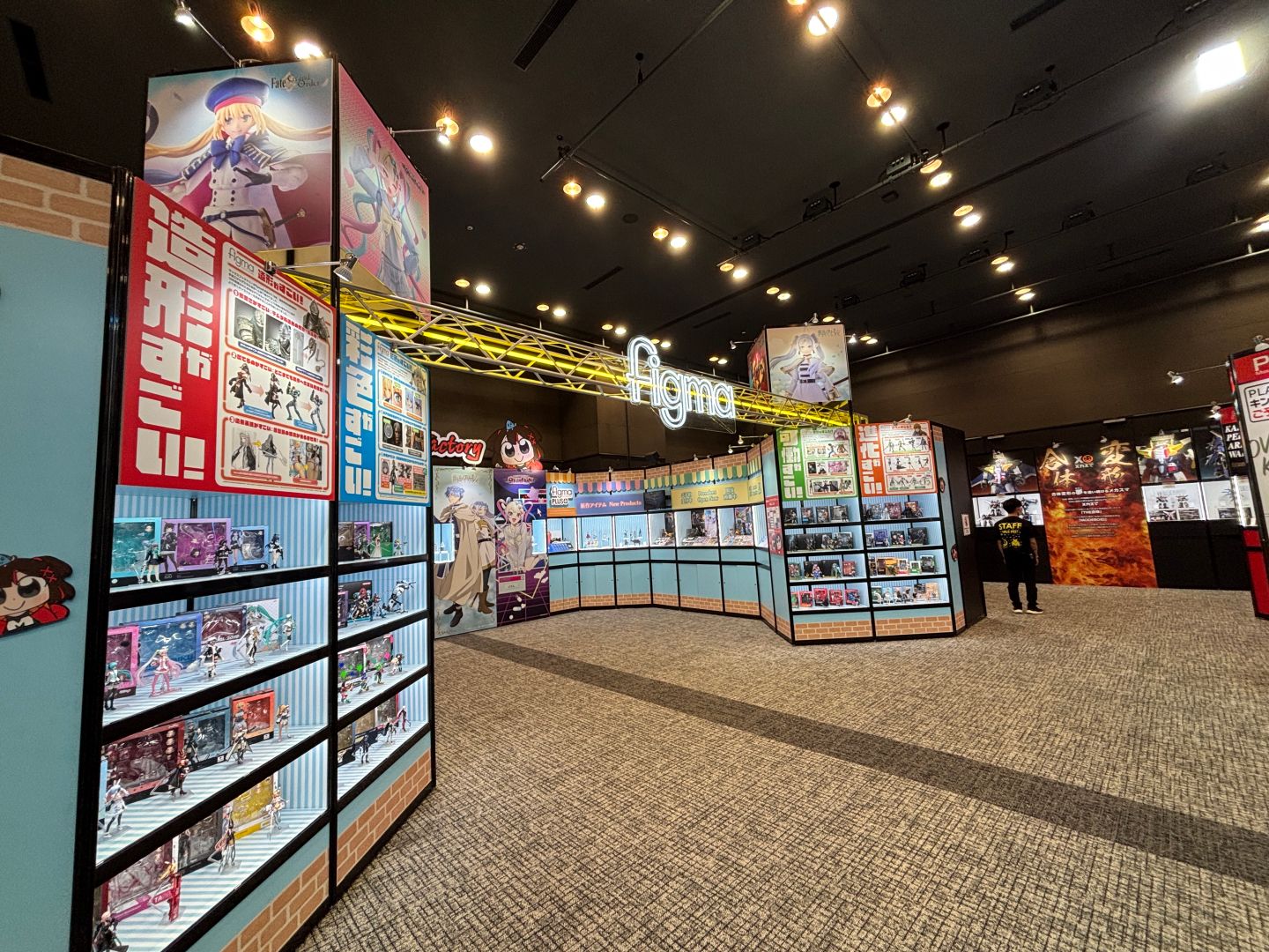 様々なフィギュアやプラモデルの展示が目白押し