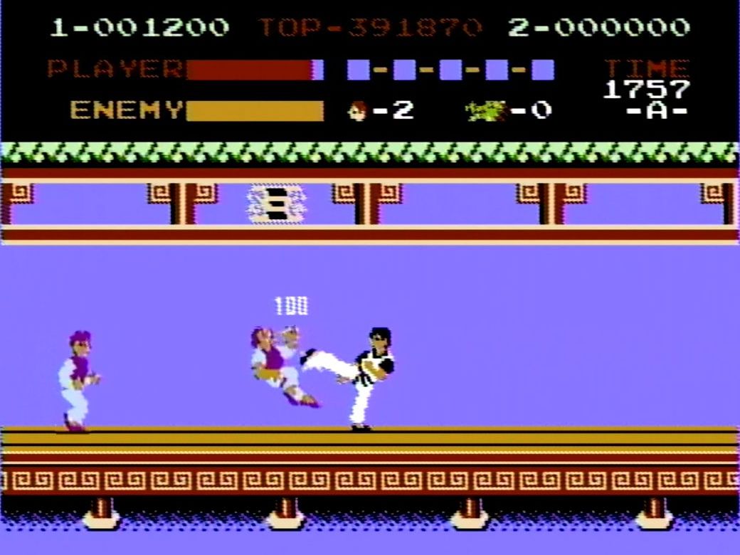 「アチョー！」と叫びつつ放つキックで、敵の「つかみ男」を倒すと100点が加算される