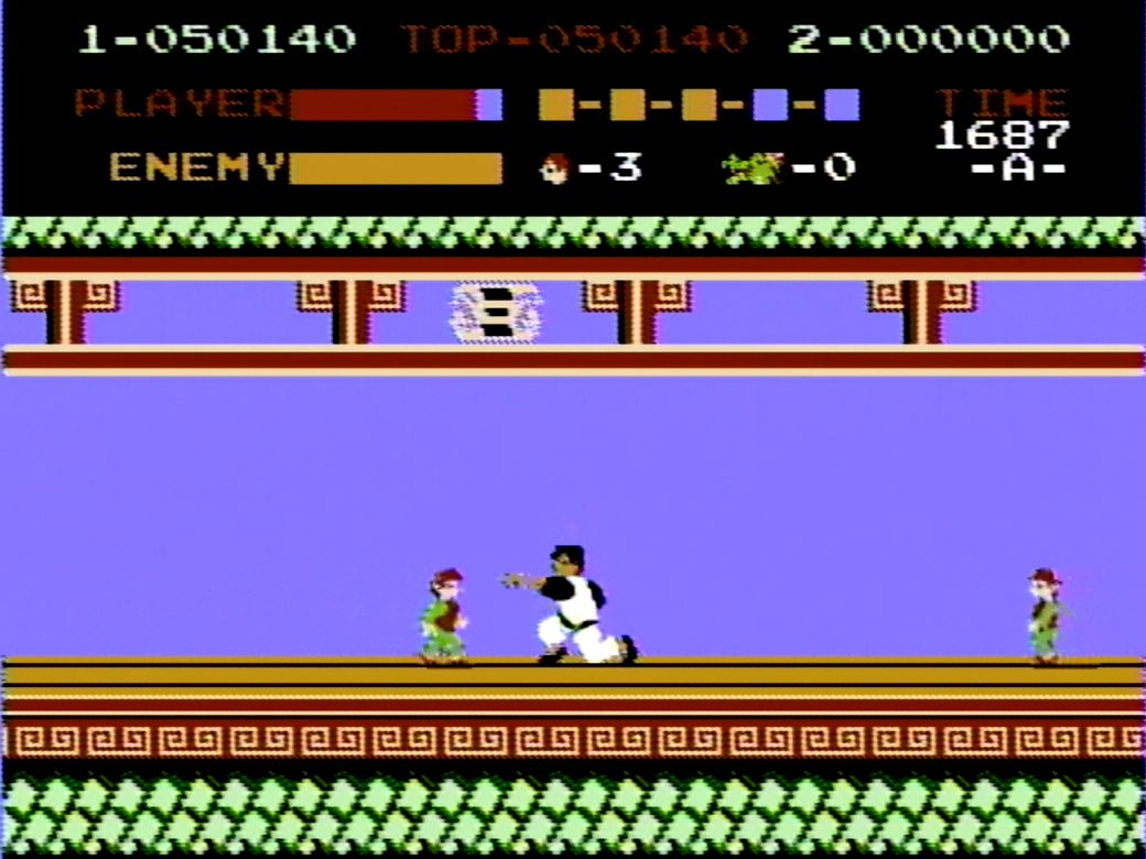 小柄な敵の「トムトム」は、しゃがみ（下段）パンチまたはキックで倒す（※飛び掛かってきた場合はジャンプで倒す）