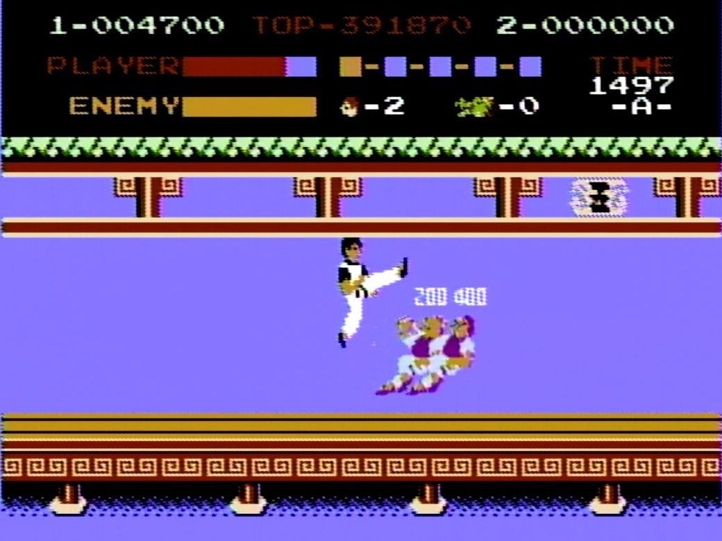 迫力満点のジャンプキック。写真は「つかみ男」を同時に2人倒したところで、2人目の得点は通常の2倍にアップしている