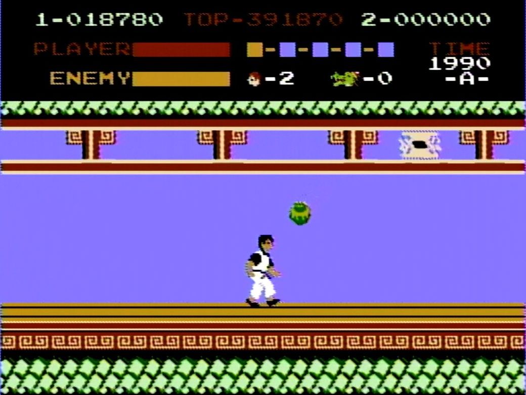 ステージ2の天井から落ちてくる「蛇壺」は、割れると中からヘビが出現する