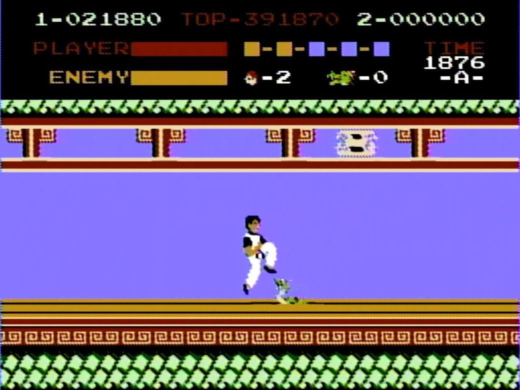 ステージ2の天井から落ちてくる「蛇壺」は、割れると中からヘビが出現する