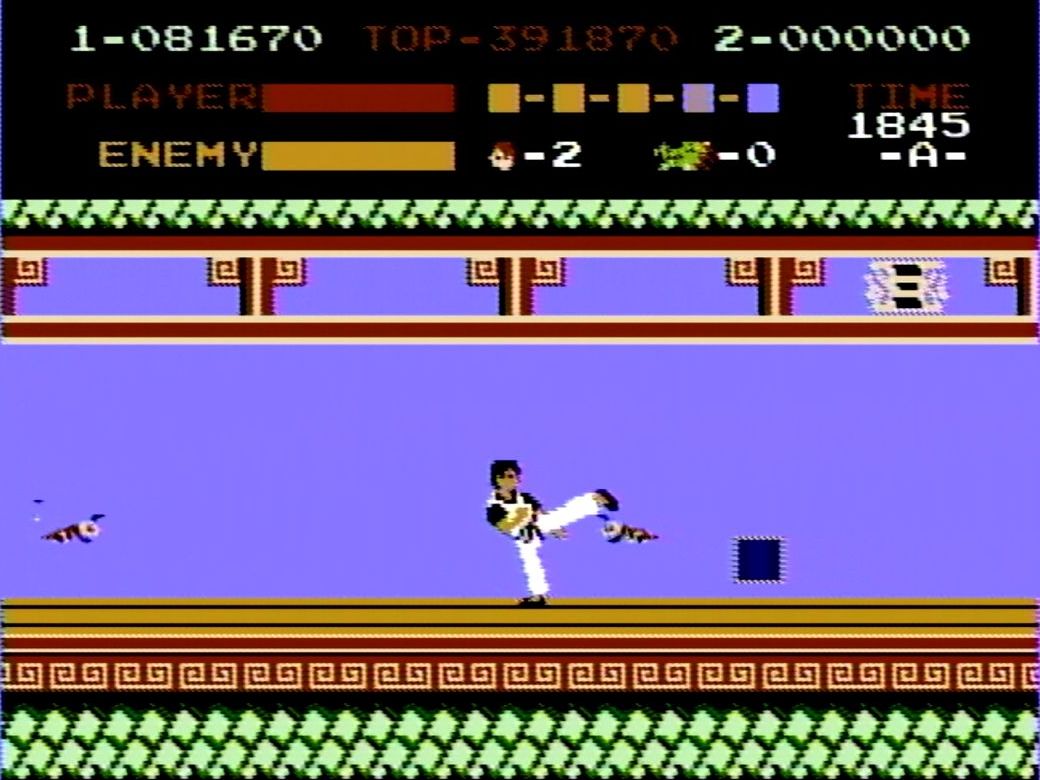 ステージ4では、壁の穴から毒蛾が次々と出現、トーマスをしつこく追い掛けてくる