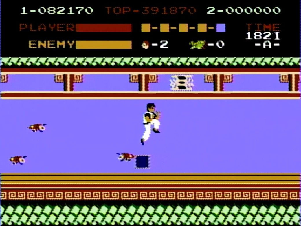 ステージ4では、壁の穴から毒蛾が次々と出現、トーマスをしつこく追い掛けてくる