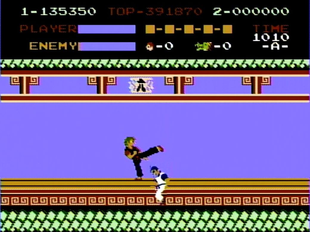 いかにも強そうな風貌のMr.Xは、機敏な動きでパンチ、キックを繰り出す