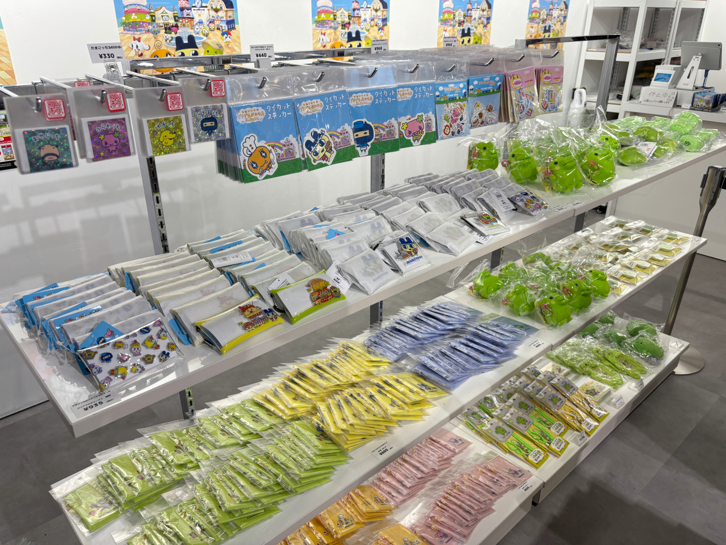 キャラクターのカラーに合わせたグッズが所狭しと置かれていた