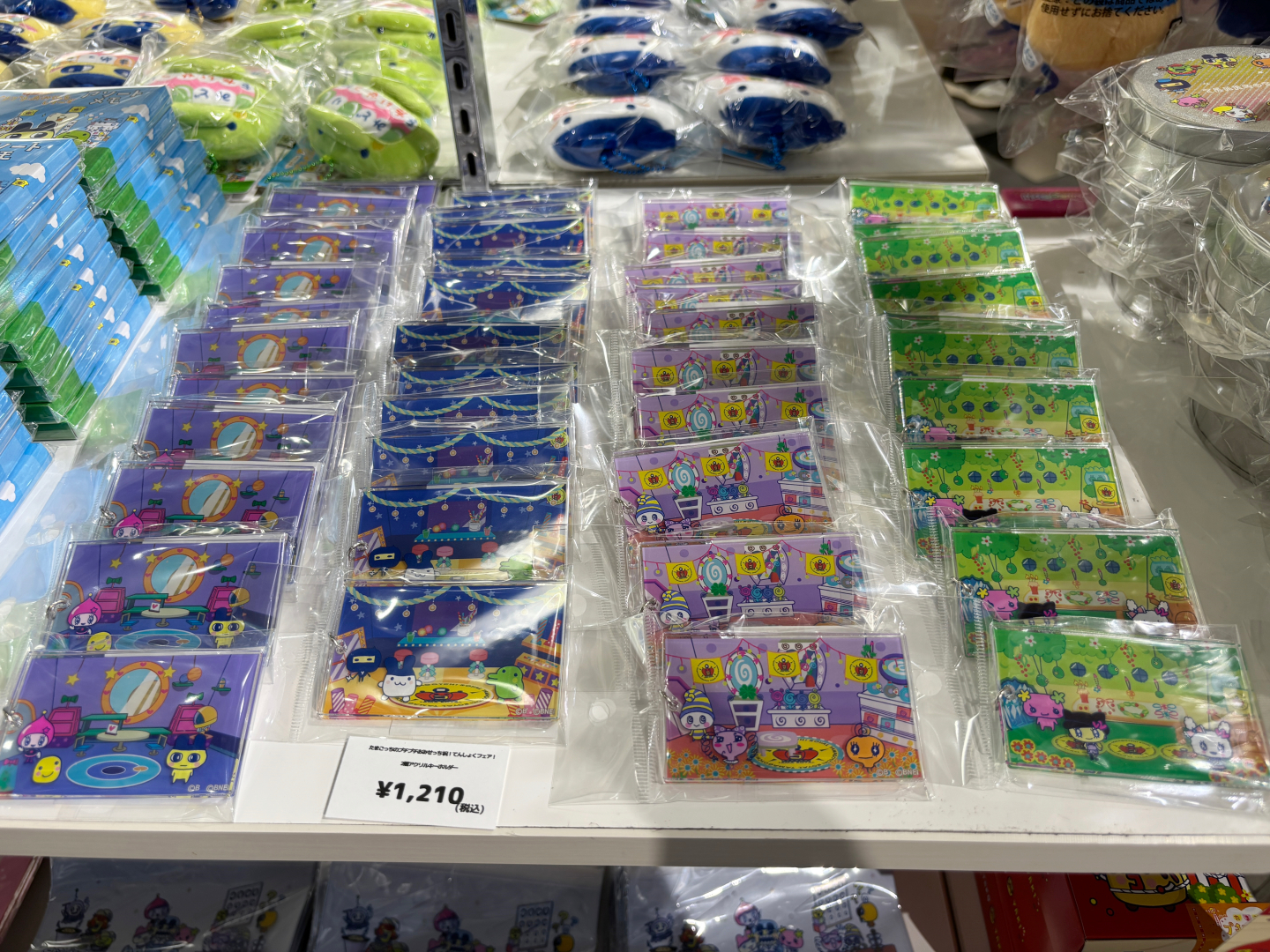 ぬいぐるみやステッカー、アクリルスタンドなど多数のグッズが販売。一部の商品はバンダイナムコのECサイトでの販売も行なわれている