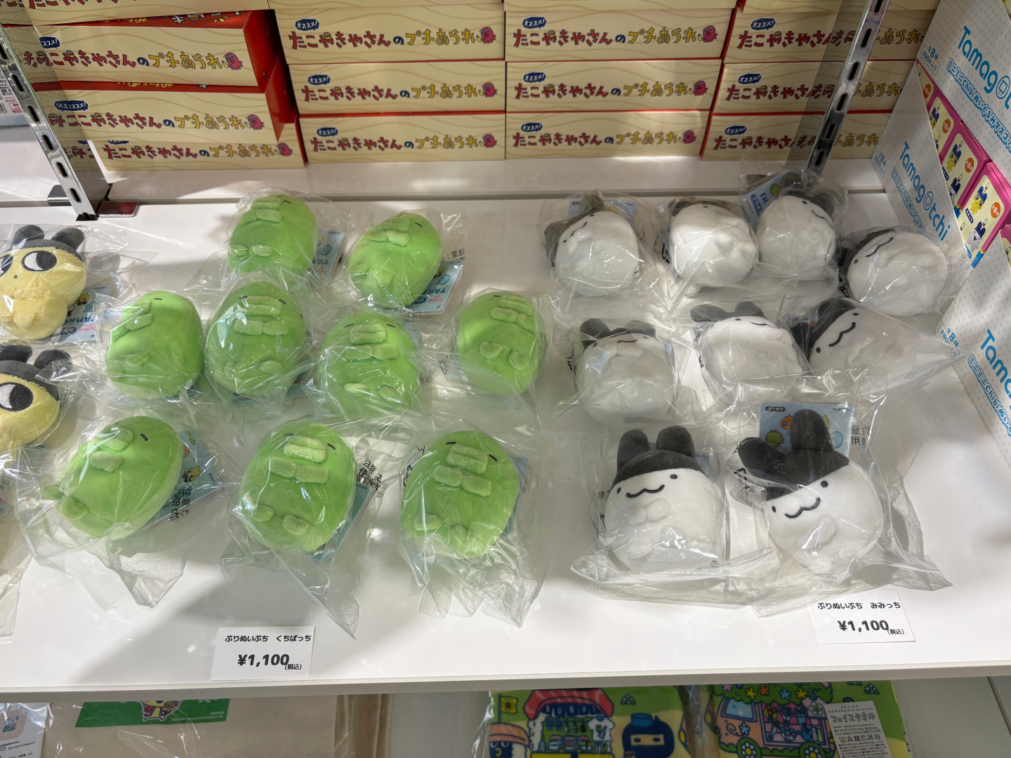 ぬいぐるみやステッカー、アクリルスタンドなど多数のグッズが販売。一部の商品はバンダイナムコのECサイトでの販売も行なわれている