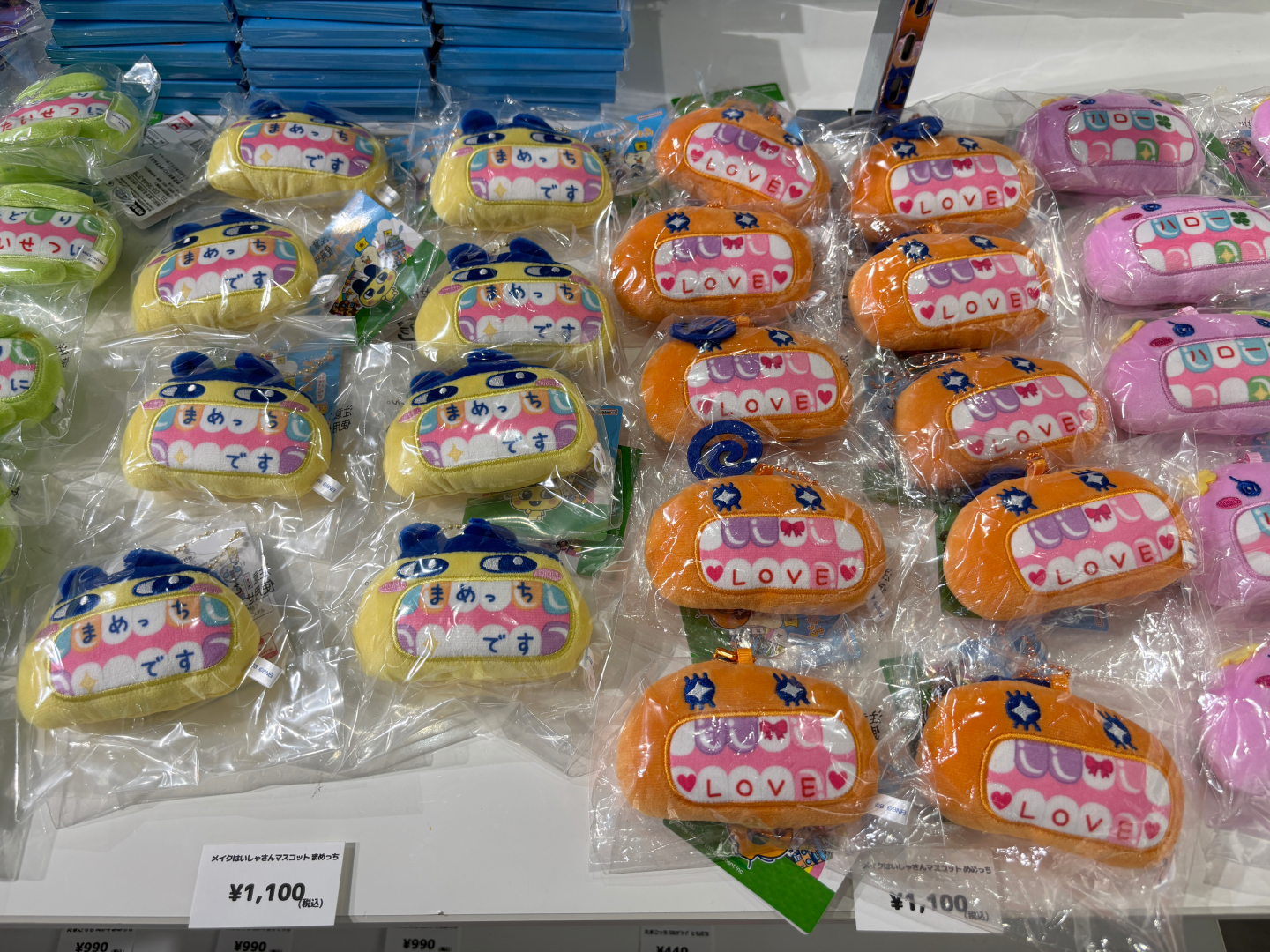 ぬいぐるみやステッカー、アクリルスタンドなど多数のグッズが販売。一部の商品はバンダイナムコのECサイトでの販売も行なわれている