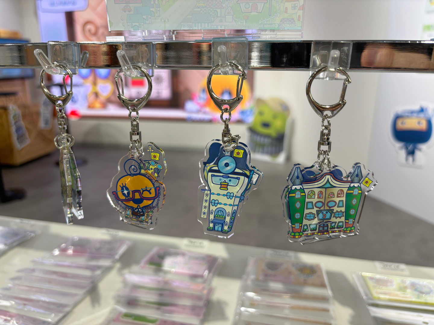 ぬいぐるみやステッカー、アクリルスタンドなど多数のグッズが販売。一部の商品はバンダイナムコのECサイトでの販売も行なわれている