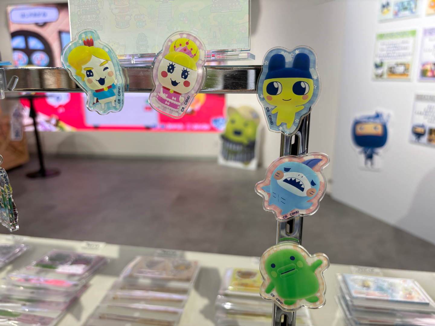 ぬいぐるみやステッカー、アクリルスタンドなど多数のグッズが販売。一部の商品はバンダイナムコのECサイトでの販売も行なわれている