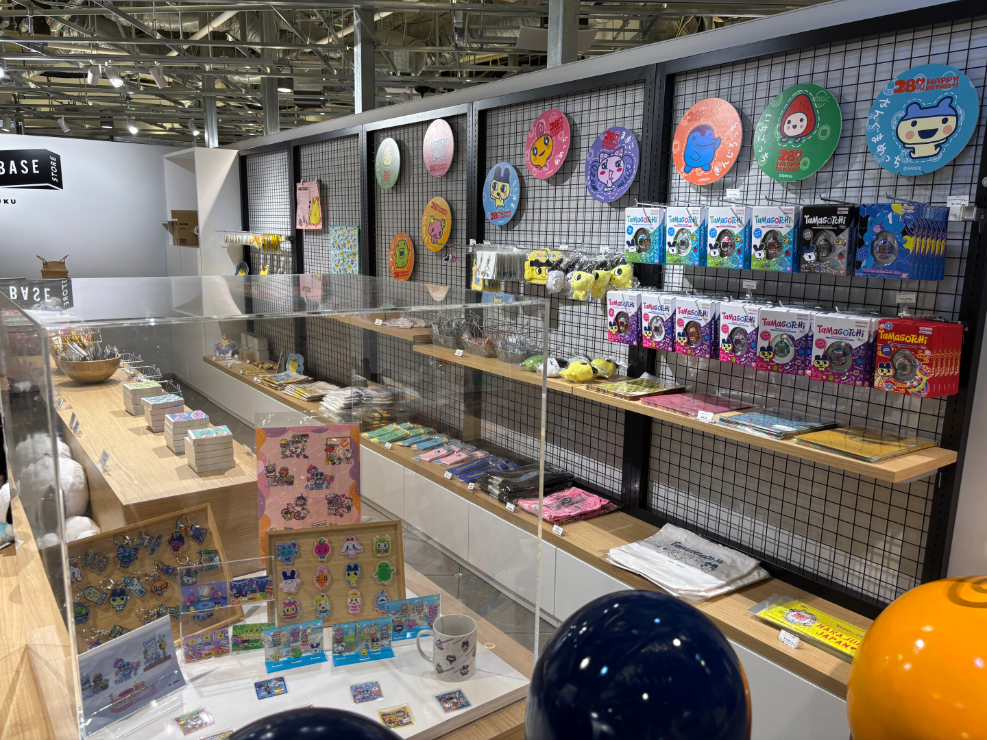 なお、通路を挟んだ向かいでもグッズの販売を実施
