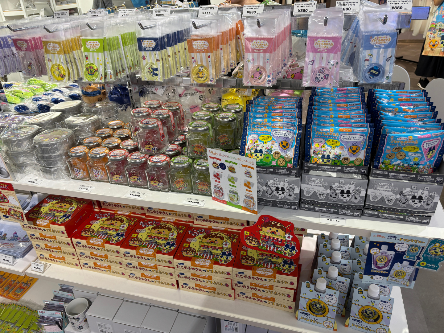 お菓子などおみやげにぴったりな商品も