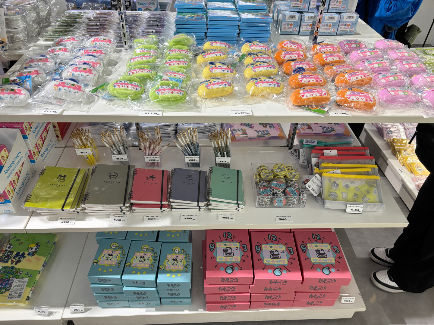 ノートなどの文具も販売