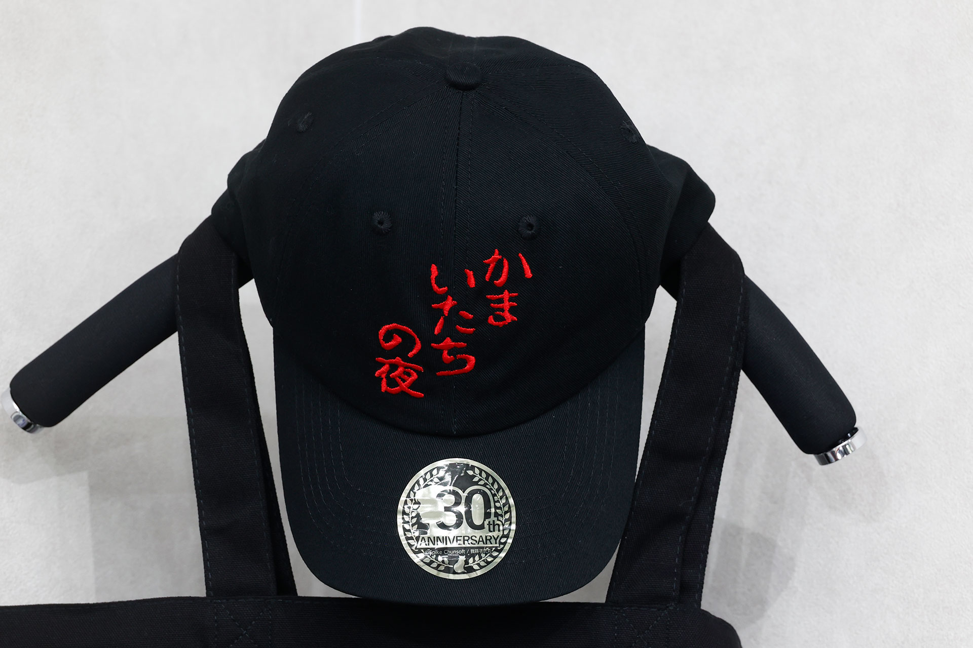 こちらはロゴが描かれた「刺繍キャップ」