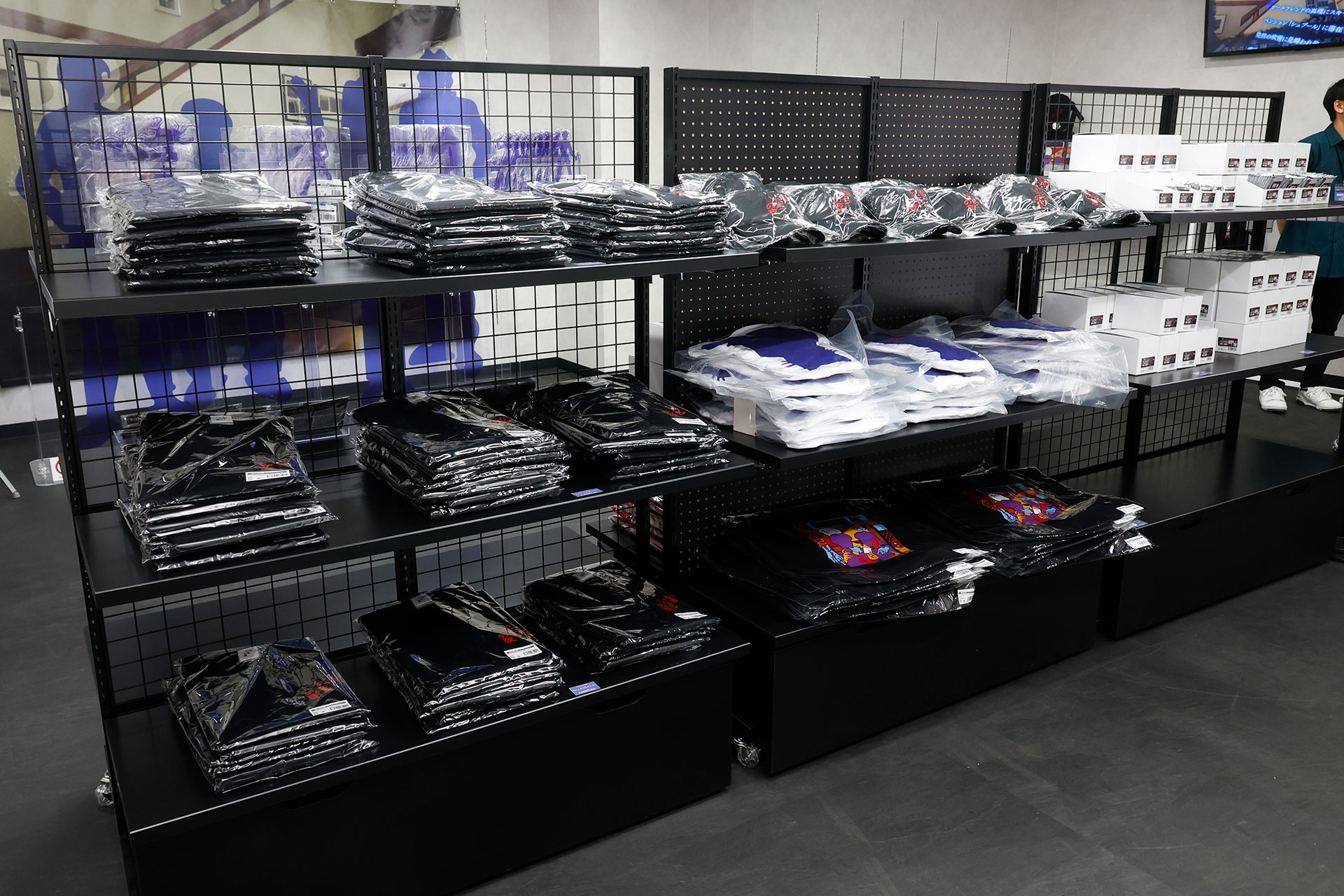 新商品がずらりと並べられた棚