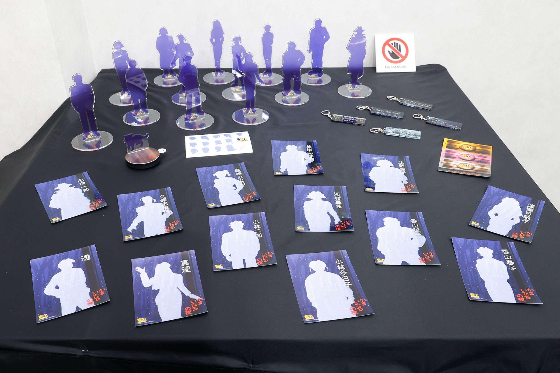 手前がローソンプリントで購入できるもので、奥がこのお店でも買える「アクリルスタンド」だ