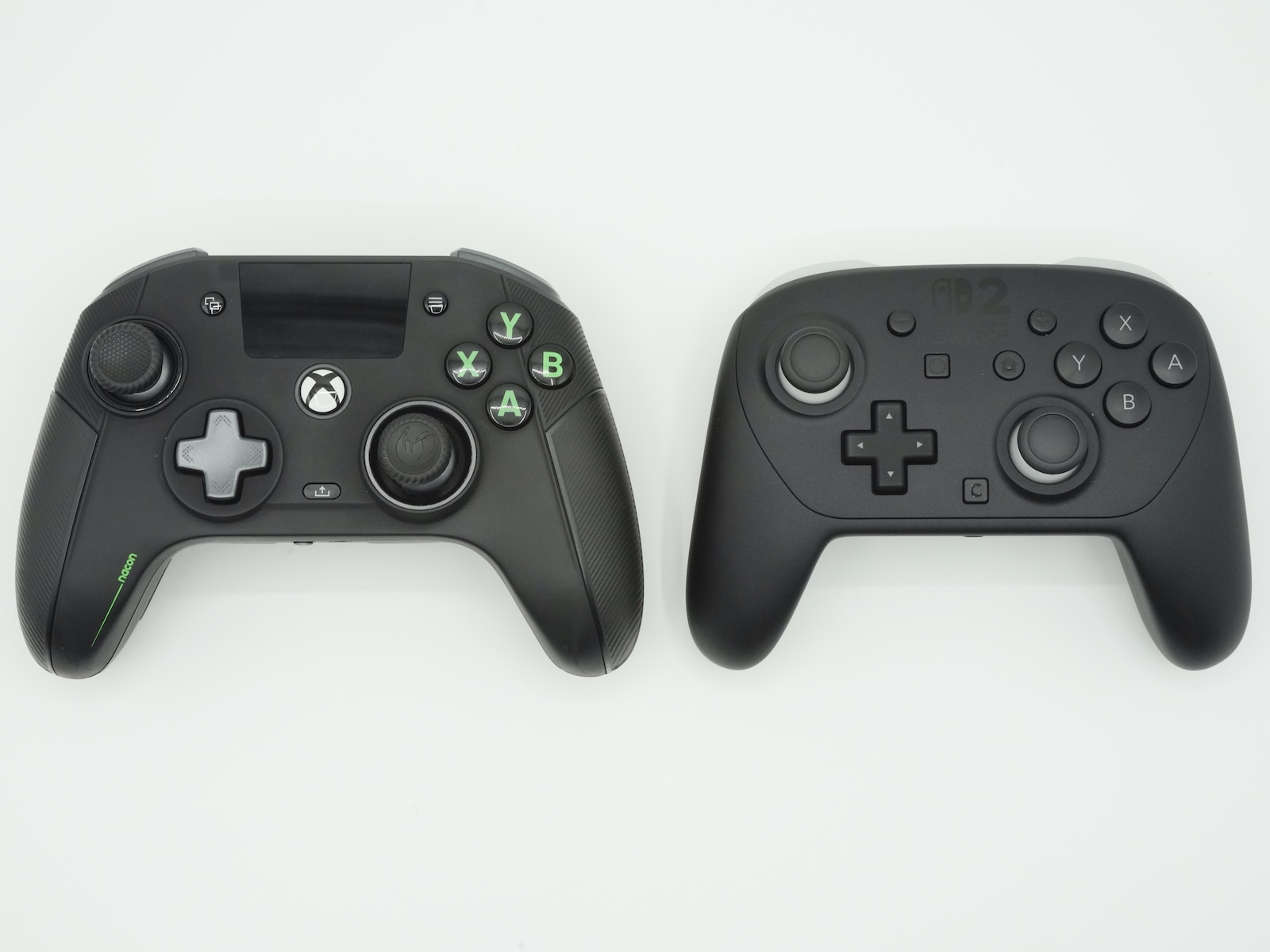 2025年6月に発売された「Nintendo Switch 2 Pro コントローラー」とも比較