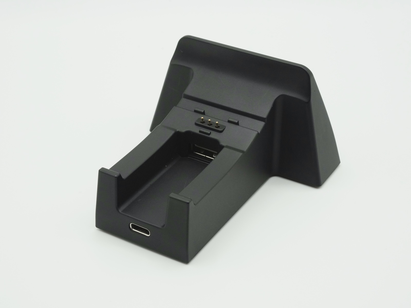 背部には接続用のUSB-C端子とレシーバー用のUSB-A端子を搭載