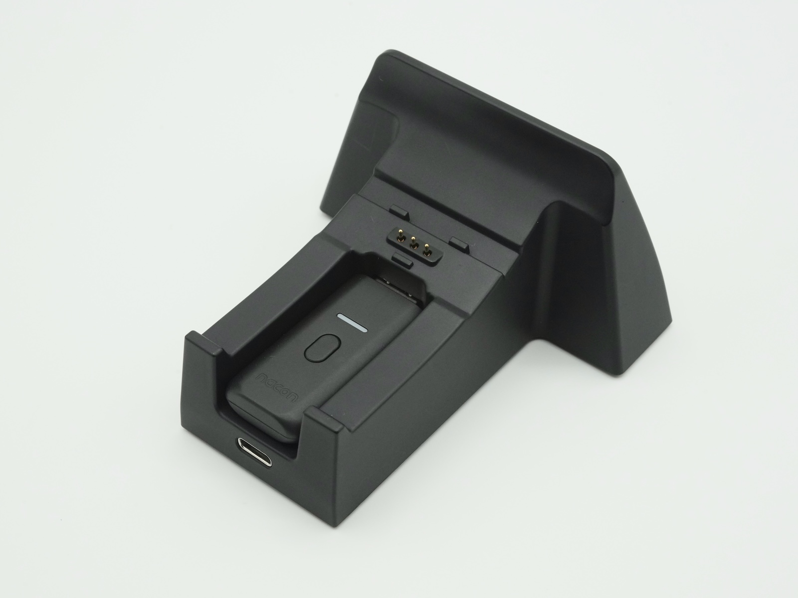 USBレシーバーの延長ケーブルも兼ねており、机上に置いておくと便利だ