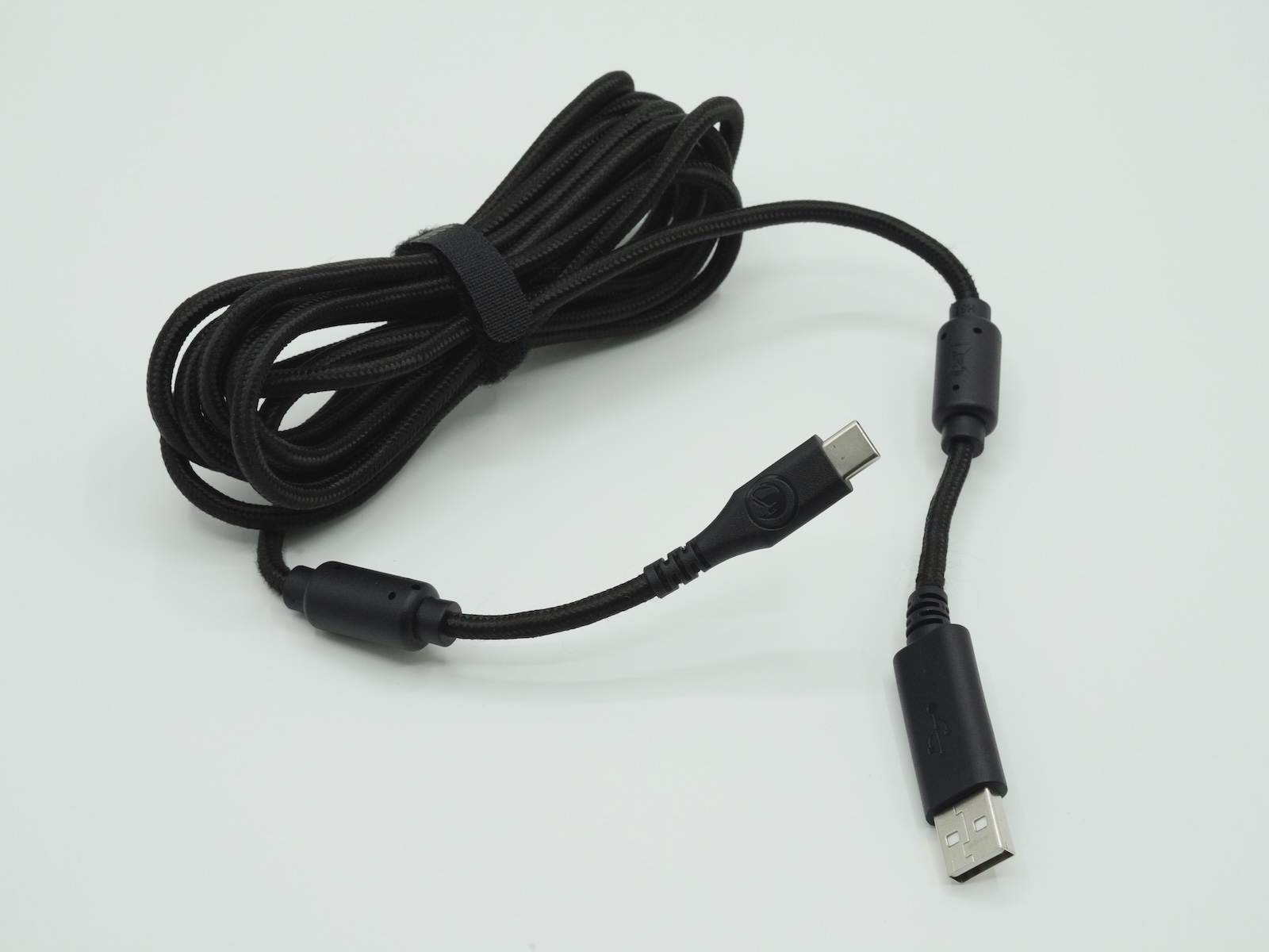 USB C to Aケーブル。両端にフェライトコアが装着されており、ノイズを抑制している