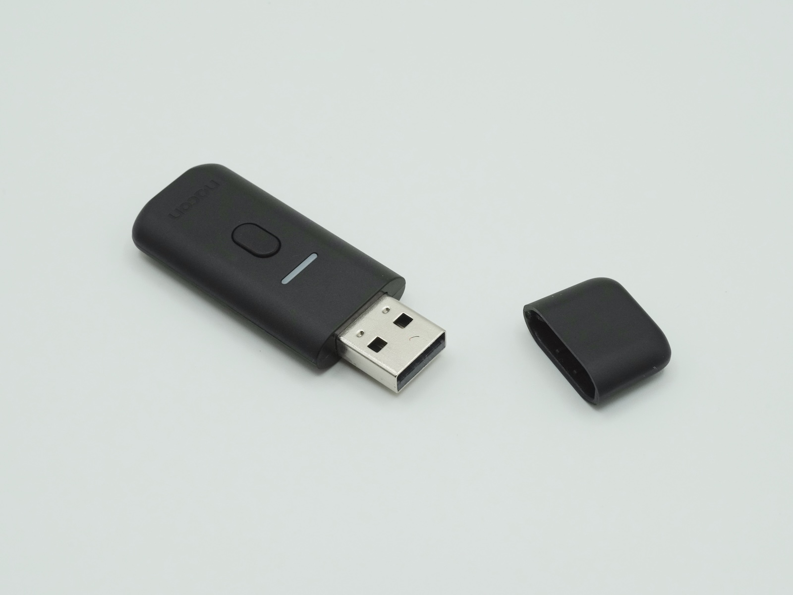 2.4GHz無線用のUSBレシーバー。端子はUSB-Aだ