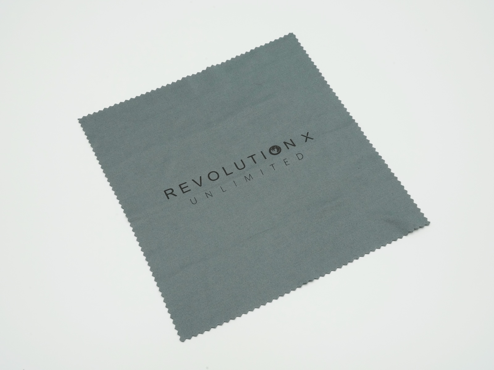 クリーニングクロスは「REVOLUTION X Unlimited」のロゴ入り