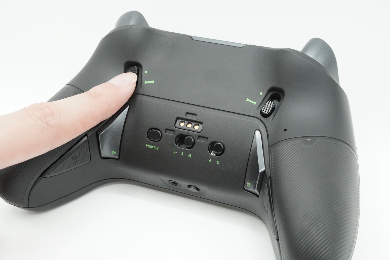 RT／LTトリガーには「インスタントトリガー」を搭載。ただのトリガーストップではなく、内部でアナログトリガーとマイクロスイッチが切り替わっている