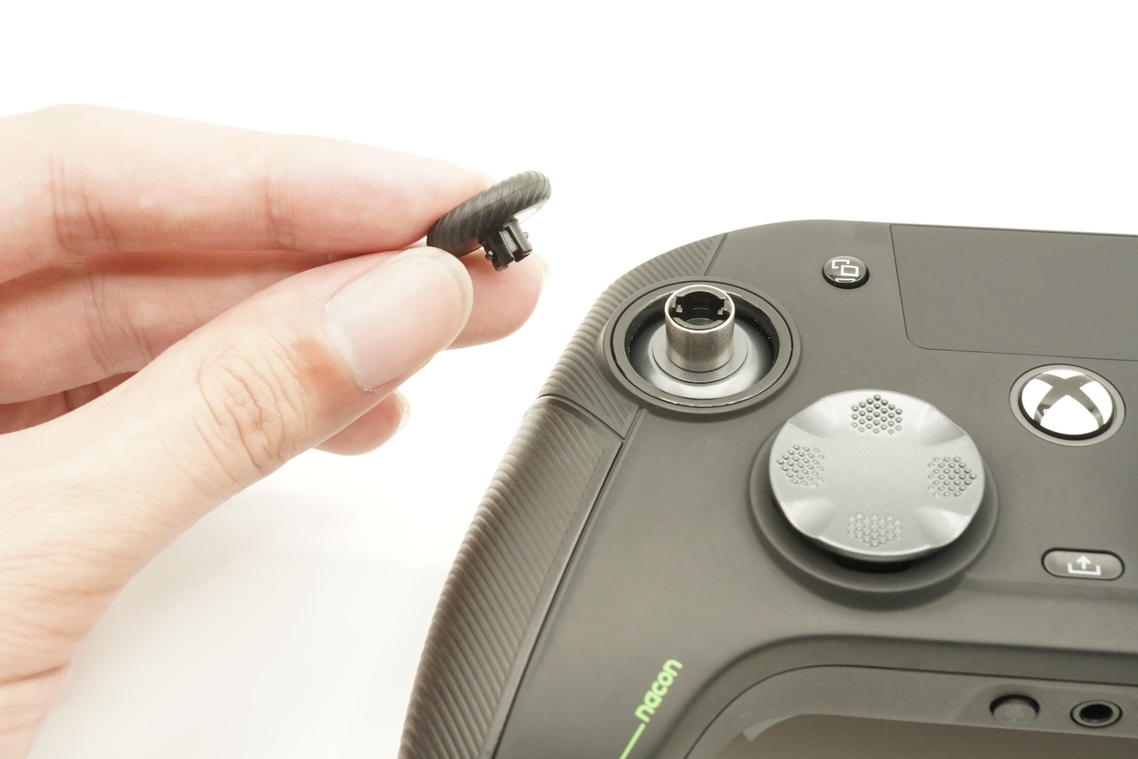 ヘッドは上方向に引っこ抜くようにして、簡単に取ることができる