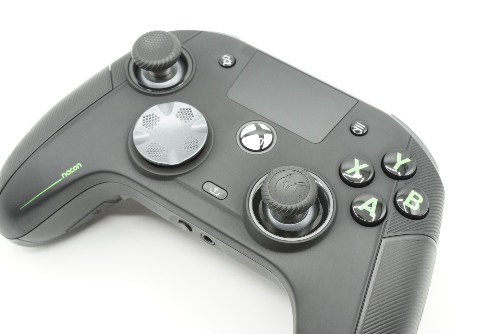 ボタンやロゴにはXboxを連想させるグリーンを用いている